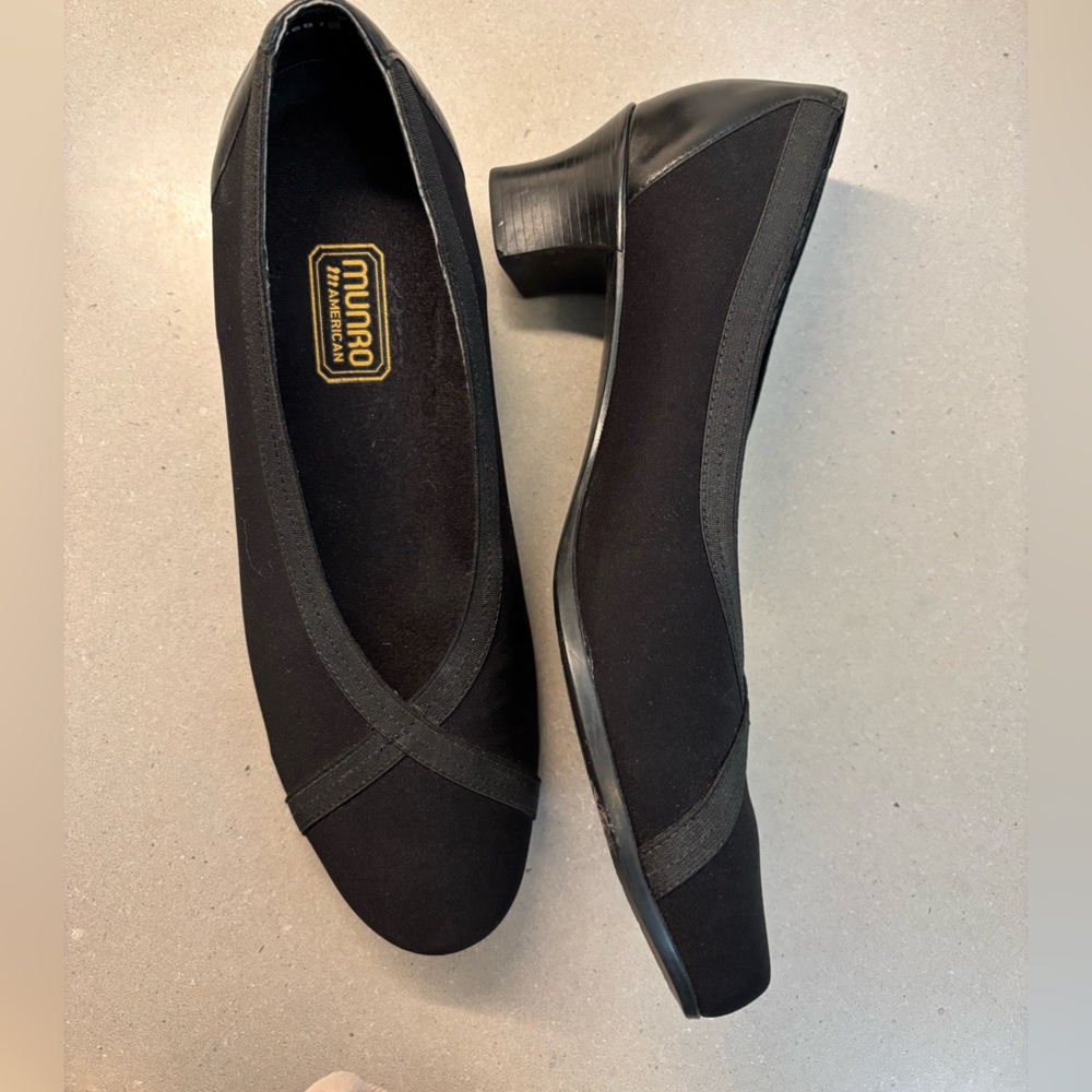 MUNRO American Low Heel Pumps in Black with Criss Cross Elastic Slip On Size 10